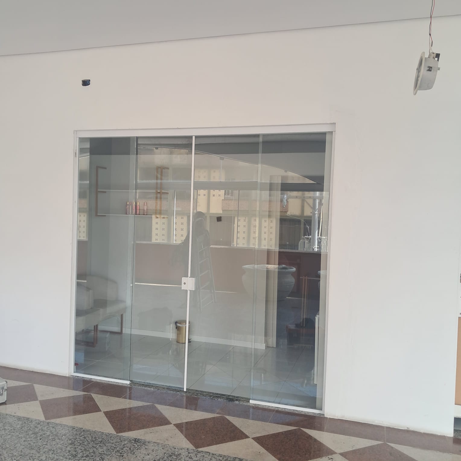 Porta de vidro para fachada comercial com perfil branco