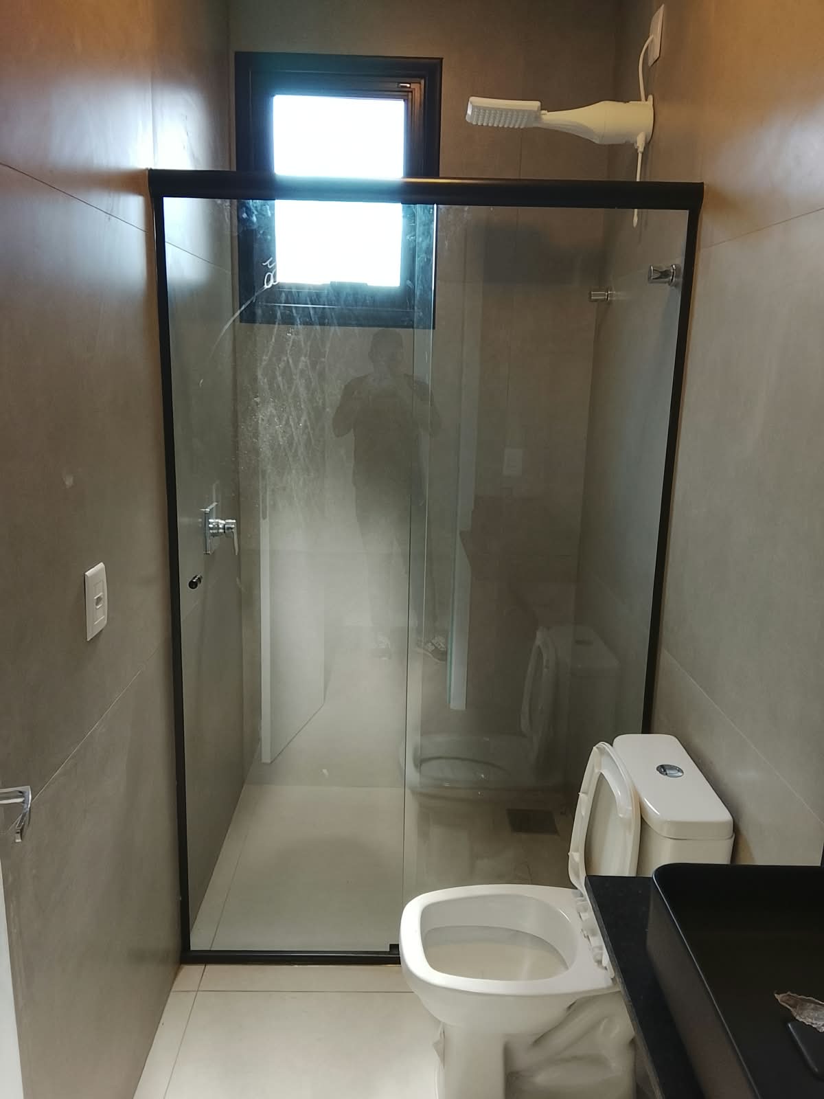 Box de banheiro em vidro temperado com perfil preto