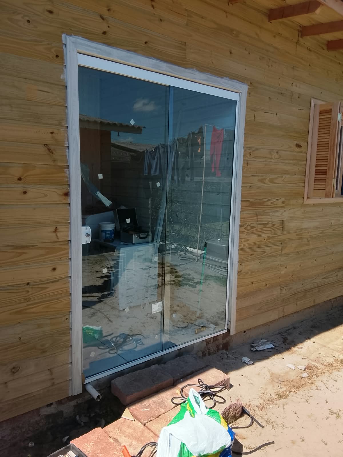 Porta de vidro em esquadria de alumínio branco