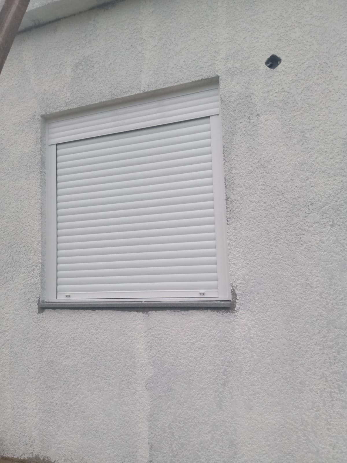 Janela com blindex integrado, acabamento externo