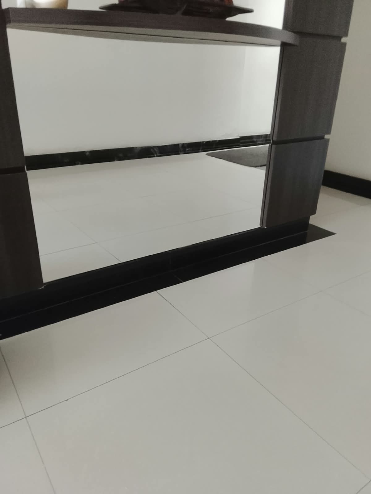 Espelho sob móvel planejado com rodapé preto